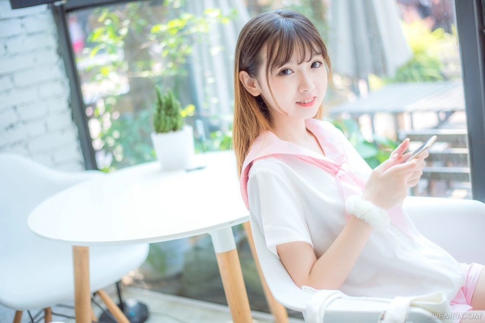 我来不及认真地年轻，待明白过来时，只能选择认真地老去。——三毛